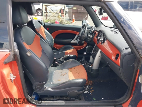 2005 MINI Convertible z VIN WMWRF33485TF60893, wystawiony jako IAAI lot #41831159 z przebiegiem 92 184 mil mil oraz . Historia ofert i sprzedaży dostępna na DreamBid. Obrazek 5.