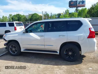2013 Lexus GX 460 Premium z VIN JTJJM7FX8D5056053, wystawiony jako IAAI lot #42167295 z przebiegiem 189 652 mil mil oraz . Historia ofert i sprzedaży dostępna na DreamBid. Obrazek 14.