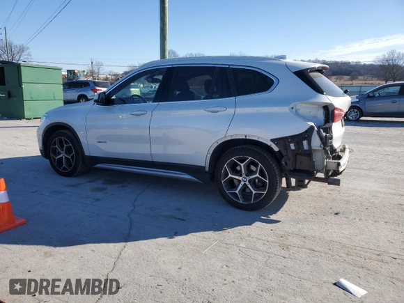 2018 BMW X1 xDrive28i z VIN WBXHT3C3XJ5K32176, wystawiony jako Copart lot #88102885 z przebiegiem 130 394 mil mil oraz Szkoda całkowita • Salvage title. Historia ofert i sprzedaży dostępna na DreamBid. Obrazek 2.