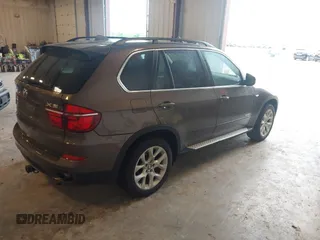 2013 BMW X5 xDrive35i z VIN 5UXZV4C54D0B21144, wystawiony jako IAAI lot #42304165 z przebiegiem 164 673 mil mil oraz . Historia ofert i sprzedaży dostępna na DreamBid. Obrazek 4.