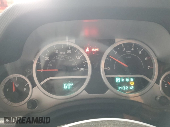2010 Jeep Wrangler Sahara z VIN 1J4GA5D11AL106768, wystawiony jako Copart lot #56935745 z przebiegiem 143 212 mil mil oraz Szkoda całkowita • Salvage title. Historia ofert i sprzedaży dostępna na DreamBid. Obrazek 9.