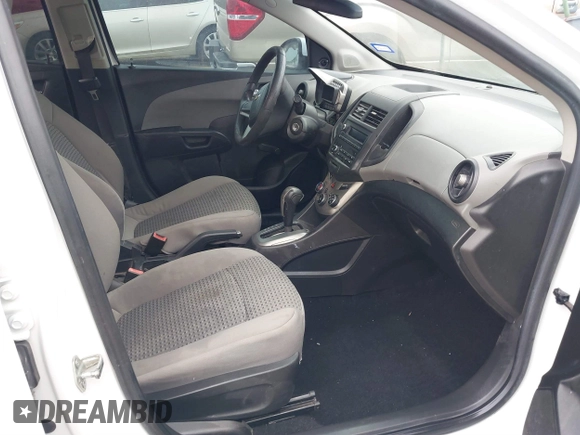 2012 Chevrolet Sonic LS z VIN 1G1JA5SH7C4212837, wystawiony jako IAAI lot #41509997 z przebiegiem 96 901 mil mil oraz . Historia ofert i sprzedaży dostępna na DreamBid. Obrazek 5.