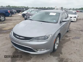 2015 Chrysler 200 C z VIN 1C3CCCCG3FN510258, wystawiony jako IAAI lot #42135949 z przebiegiem 93 993 mil mil oraz . Historia ofert i sprzedaży dostępna na DreamBid. Obrazek 2.