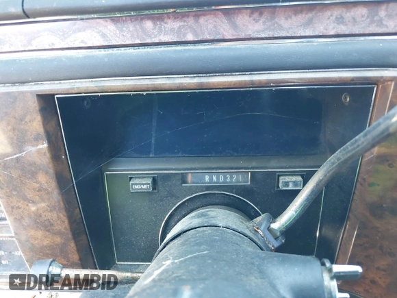 1992 Cadillac Brougham z VIN 1G6DW5477NR703007, wystawiony jako IAAI lot #41570312 z przebiegiem 106 453 mil mil oraz . Historia ofert i sprzedaży dostępna na DreamBid. Obrazek 7.