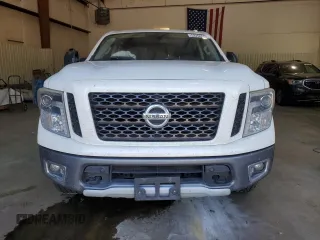 2017 Nissan Titan SV z VIN 1N6AA1E57HN569872, wystawiony jako Copart lot #53254555 z przebiegiem 170 573 mil mil oraz Szkoda całkowita • Salvage title. Historia ofert i sprzedaży dostępna na DreamBid. Obrazek 5.
