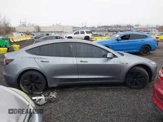 2025 Tesla Model 3 Long Range z VIN 5YJ3E1EA0SF906935, wystawiony jako IAAI lot #41915554 z przebiegiem 1 715 mil mil oraz . Historia ofert i sprzedaży dostępna na DreamBid. Obrazek 13.