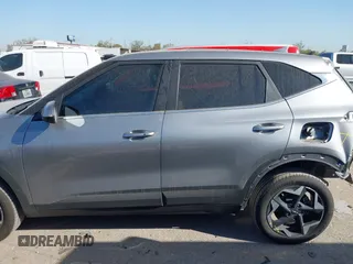 2024 Kia Seltos EX z VIN KNDERCAA3R7603839, wystawiony jako IAAI lot #41830414 z przebiegiem 19 414 mil mil oraz . Historia ofert i sprzedaży dostępna na DreamBid. Obrazek 14.