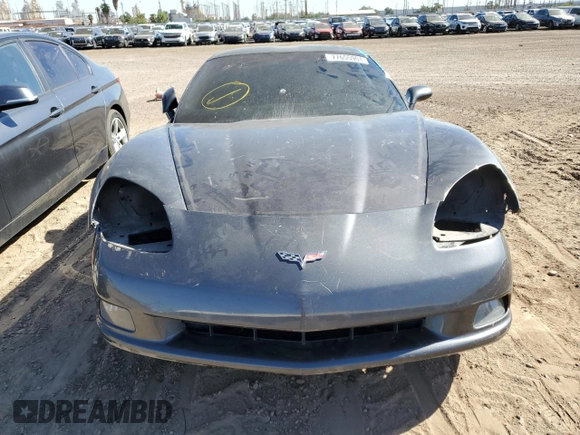 2009 Chevrolet Corvette 3LT z VIN 1G1YY26W195113502, wystawiony jako Copart lot #77655904 z przebiegiem 106 534 mil mil oraz Czysty tytuł • Clean title. Historia ofert i sprzedaży dostępna na DreamBid. Obrazek 5.