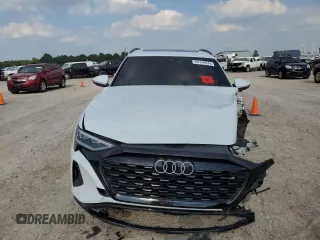 2024 Audi Q8 e-tron Premium Plus z VIN WA15AAGE8RB017425, wystawiony jako Copart lot #66139974 z przebiegiem Nie podano mil oraz Szkody całkowita. Historia ofert i sprzedaży dostępna na DreamBid. Obrazek 5.