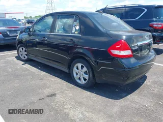2007 Nissan Versa SL z VIN 3N1BC11E77L409483, wystawiony jako IAAI lot #42525328 z przebiegiem 102 488 mil mil oraz . Historia ofert i sprzedaży dostępna na DreamBid. Obrazek 3.