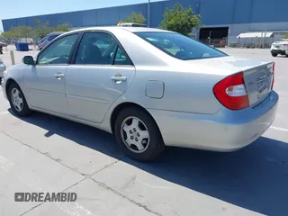 2003 Toyota Camry LE z VIN 4T1BF30K93U555189, wystawiony jako IAAI lot #42086826 z przebiegiem 120 840 mil mil oraz . Historia ofert i sprzedaży dostępna na DreamBid. Obrazek 3.
