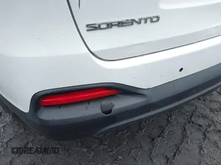 2018 Kia Sorento LX z VIN 5XYPGDA3XJG429121, wystawiony jako IAAI lot #42351051 z przebiegiem 108 106 mil mil oraz . Historia ofert i sprzedaży dostępna na DreamBid. Obrazek 6.