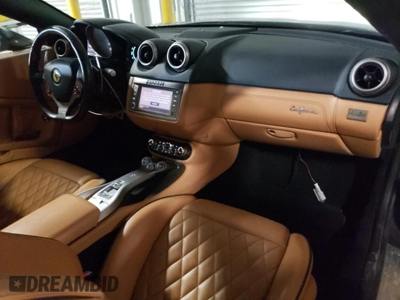 2010 Ferrari California z VIN ZFF65LJA8A0168430, wystawiony jako Copart lot #50759965 z przebiegiem 26 006 mil mil oraz Szkody całkowita. Historia ofert i sprzedaży dostępna na DreamBid. Obrazek 8.