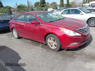 2013 Hyundai Sonata GLS z VIN 5NPEB4AC5DH795104, wystawiony jako IAAI lot #41501201 z przebiegiem 142 238 mil mil oraz . Historia ofert i sprzedaży dostępna na DreamBid. Obrazek 1.