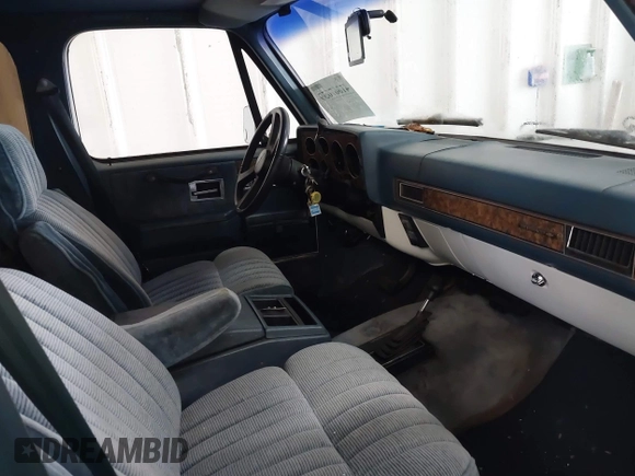 1989 Chevrolet Suburban z VIN 1GNEV16K2KF127586, wystawiony jako IAAI lot #41867659 z przebiegiem 71 373 mil mil oraz . Historia ofert i sprzedaży dostępna na DreamBid. Obrazek 5.