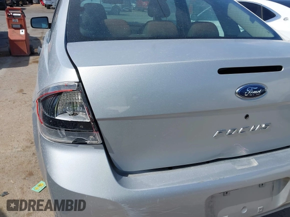 2009 Ford Focus SE z VIN 1FAHP35N99W173410, wystawiony jako IAAI lot #41648274 z przebiegiem 168 767 mil mil oraz . Historia ofert i sprzedaży dostępna na DreamBid. Obrazek 12.