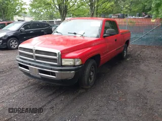 1999 Dodge 1500 z VIN 3B7HC13Y7XG114147, wystawiony jako IAAI lot #42447439 z przebiegiem 172 595 mil mil oraz . Historia ofert i sprzedaży dostępna na DreamBid. Obrazek 2.