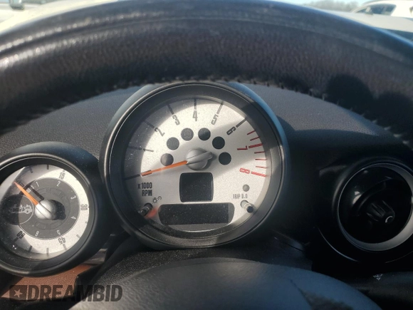 2011 MINI Convertible S z VIN WMWZP3C51BTX84327, wystawiony jako Copart lot #46111435 z przebiegiem Nie podano mil oraz Szkoda całkowita • Salvage title. Historia ofert i sprzedaży dostępna na DreamBid. Obrazek 9.