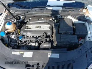 2015 Volkswagen CC R-Line with VIN WVWBN7AN3FE819870, listed as a IAAI auction lot 39390950 with 86,082 mi miles. Bid and sale history available at carsss.com. Image 10.