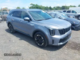 2024 Kia Sorento S z VIN 5XYRL4JC6RG283378, wystawiony jako IAAI lot #42548065 z przebiegiem 21 991 mil mil oraz . Historia ofert i sprzedaży dostępna na DreamBid. Obrazek 1.