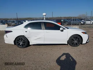 2022 Toyota Camry SE z VIN 4T1G11AK8NU644181, wystawiony jako IAAI lot #41979152 z przebiegiem 30 384 mil mil oraz . Historia ofert i sprzedaży dostępna na DreamBid. Obrazek 13.