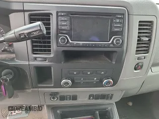 2018 Nissan NV Cargo S z VIN 1N6BF0LYXJN800170, wystawiony jako IAAI lot #42309111 z przebiegiem 166 852 mil mil oraz . Historia ofert i sprzedaży dostępna na DreamBid. Obrazek 1.