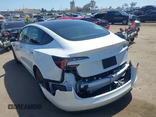 2025 Tesla Model 3 Long Range z VIN 5YJ3E1EAXSF885110, wystawiony jako IAAI lot #42400734 z przebiegiem 4 276 mil mil oraz . Historia ofert i sprzedaży dostępna na DreamBid. Obrazek 3.