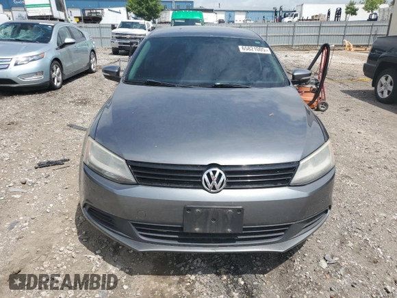 2014 Volkswagen Jetta SE z VIN 3VWD07AJ7EM395250, wystawiony jako Copart lot #65821005 z przebiegiem 155 293 mil mil oraz Czysty tytuł • Clean title. Historia ofert i sprzedaży dostępna na DreamBid. Obrazek 5.