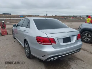 2016 Mercedes-Benz E 350 Luxury z VIN WDDHF8JB5GB217208, wystawiony jako IAAI lot #42200673 z przebiegiem 132 802 mil mil oraz . Historia ofert i sprzedaży dostępna na DreamBid. Obrazek 3.