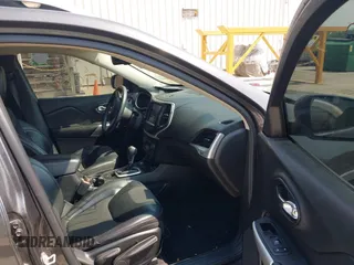 2018 Jeep Cherokee Latitude Plus z VIN 1C4PJMLX7JD515387, wystawiony jako IAAI lot #42459564 z przebiegiem 104 837 mil mil oraz . Historia ofert i sprzedaży dostępna na DreamBid. Obrazek 5.