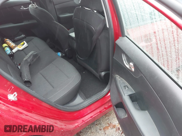 2020 Kia Forte LXS z VIN 3KPF24AD9LE215384, wystawiony jako IAAI lot #40951994 z przebiegiem 72 255 mil mil oraz . Historia ofert i sprzedaży dostępna na DreamBid. Obrazek 8.