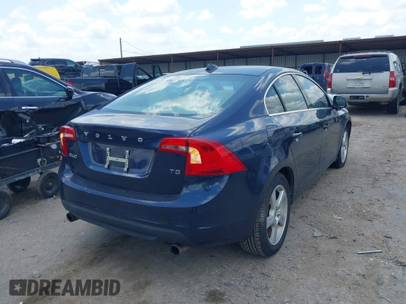 2013 Volvo S60 T5 Premier z VIN YV1612FS3D2190263, wystawiony jako IAAI lot #42227011 z przebiegiem 158 369 mil mil oraz . Historia ofert i sprzedaży dostępna na DreamBid. Obrazek 4.