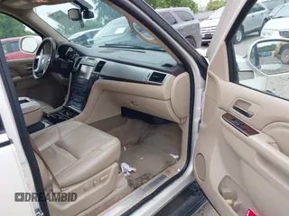 2013 Cadillac Escalade Premium z VIN 1GYS4CEF8DR272495, wystawiony jako IAAI lot #42245832 z przebiegiem 203 818 mil mil oraz . Historia ofert i sprzedaży dostępna na DreamBid. Obrazek 5.