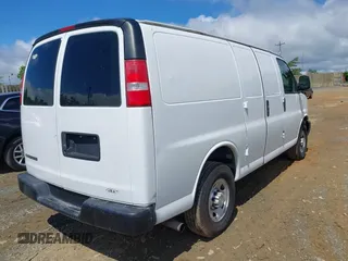 2017 Chevrolet Express Cargo z VIN 1GCWGAFF6H1147484, wystawiony jako IAAI lot #42280800 z przebiegiem 207 357 mil mil oraz . Historia ofert i sprzedaży dostępna na DreamBid. Obrazek 4.