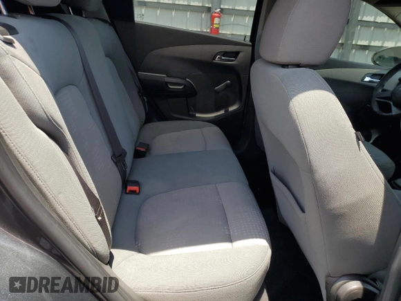 2013 Chevrolet Sonic LS z VIN 1G1JA6SH2D4136905, wystawiony jako Copart lot #55980485 z przebiegiem 176 857 mil mil oraz Nie do naprawy • Non repairable. Historia ofert i sprzedaży dostępna na DreamBid. Obrazek 10.
