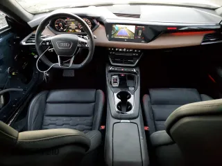 2023 Audi e-tron GT Premium Plus z VIN WAUFJBFW0P7006345, wystawiony jako Copart lot #83605424 z przebiegiem 7691 mil mil oraz Szkody całkowita. Historia ofert i sprzedaży dostępna na DreamBid. Obrazek 8.