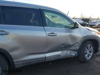 2015 Toyota Highlander XLE with VIN 5TDJKRFH8FS122806, listed as a IAAI auction lot 41791648 with 149,973 mi miles. Bid and sale history available at carsss.com. Image 17.