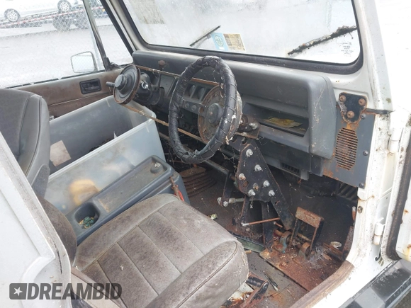 1990 Jeep Wrangler with VIN 2J4FY29T6LJ523487, listed as a IAAI auction lot 42008870 with 88,619 mi miles and . Bid and sale history available at DreamBid. Image 5.