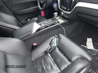 2018 Volvo XC60 Inscription with VIN YV4102RL6J1014331, listed as a IAAI auction lot 41559769 with 89,046 mi miles. Bid and sale history available at carsss.com. Image 5.