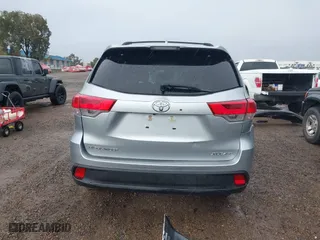 2019 Toyota Highlander SE with VIN 5TDJZRFH0KS608855, listed as a IAAI auction lot 41765566 with 30,228 mi miles. Bid and sale history available at carsss.com. Image 17.