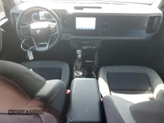 2023 Ford Bronco z VIN 1FMDE5BH9PLB49997, wystawiony jako Copart lot #53353975 z przebiegiem 17 338 mil mil oraz Szkoda całkowita • Salvage title. Historia ofert i sprzedaży dostępna na DreamBid. Obrazek 8.
