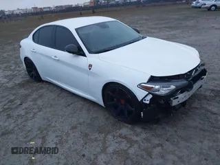 2017 Alfa Romeo Giulia Ti z VIN ZARFAECN2H7539370, wystawiony jako IAAI lot #41762612 z przebiegiem 100 629 mil mil oraz . Historia ofert i sprzedaży dostępna na DreamBid. Obrazek 1.