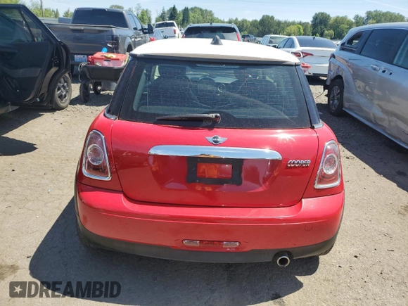 2011 MINI Hardtop z VIN WMWSU3C52BT099618, wystawiony jako Copart lot #57863215 z przebiegiem 98 302 mil mil oraz Tytuł czysty. Historia ofert i sprzedaży dostępna na DreamBid. Obrazek 6.