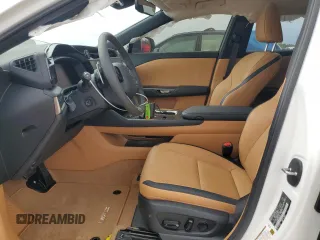 2024 Lexus RZ 300e Premium z VIN JTJABABB1RA007692, wystawiony jako Copart lot #55031875 z przebiegiem 3741 mil mil oraz Szkody całkowita. Historia ofert i sprzedaży dostępna na DreamBid. Obrazek 7.