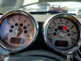 2005 MINI Convertible S z VIN WMWRH33415TF80610, wystawiony jako Copart lot #52642865 z przebiegiem 82 141 mil mil oraz Szkoda całkowita • Salvage title. Historia ofert i sprzedaży dostępna na DreamBid. Obrazek 9.