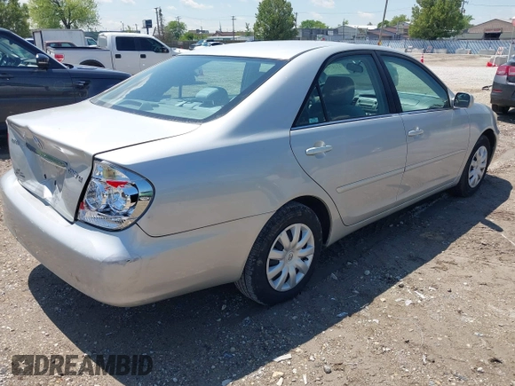 2006 Toyota Camry STD z VIN 4T1BE32K46U725379, wystawiony jako IAAI lot #42247594 z przebiegiem 83 586 mil mil oraz . Historia ofert i sprzedaży dostępna na DreamBid. Obrazek 4.