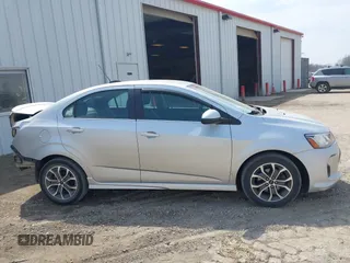 2018 Chevrolet Sonic LT z VIN 1G1JD5SH8J4100214, wystawiony jako IAAI lot #42133743 z przebiegiem 103 508 mil mil oraz . Historia ofert i sprzedaży dostępna na DreamBid. Obrazek 13.