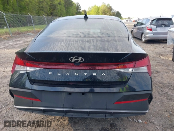 2024 Hyundai Elantra SE z VIN KMHLL4DG7RU798436, wystawiony jako IAAI lot #41973923 z przebiegiem 9 915 mil mil oraz . Historia ofert i sprzedaży dostępna na DreamBid. Obrazek 16.