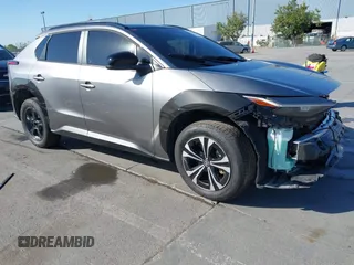 2024 Toyota bZ4X XLE z VIN JTMABACA3RA076716, wystawiony jako IAAI lot #42645164 z przebiegiem 5 131 mil mil oraz . Historia ofert i sprzedaży dostępna na DreamBid. Obrazek 1.