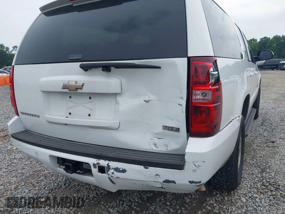 2008 Chevrolet Suburban LTZ z VIN 1GNFC16098J220975, wystawiony jako IAAI lot #42340341 z przebiegiem 301 534 mil mil oraz . Historia ofert i sprzedaży dostępna na DreamBid. Obrazek 6.